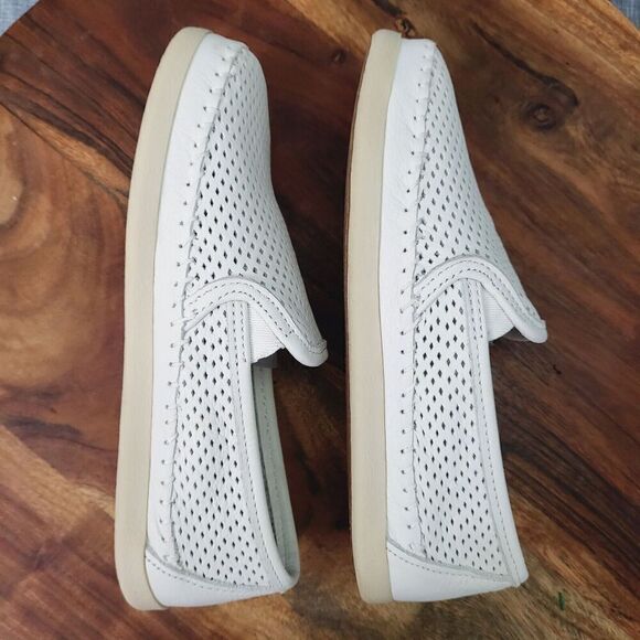 Minnetonka Pacific Slip On Loafer White Perforated Leather Women's 7.5 (Tag 8.0) - Picture 5 of 11